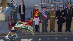 El coronel jefe Francisco Javier Almi�ana (i) y la delegada del Gobierno, Delia Losa (2i) durante el desfile de la Unidad de Honores con el que se ha cerrado el acto institucional de la festividad de la Virgen del Pilar, patrona del Instituto Armado, que se ha celebrado hoy en el cuartel del Rubin de Oviedo
