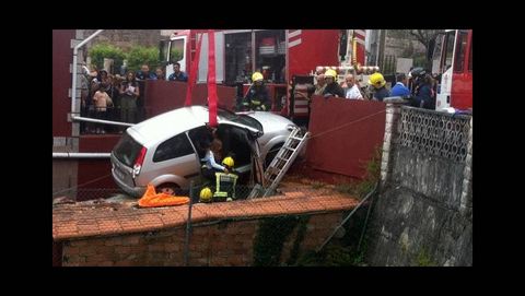 Momento en el que los bomberos rescatan a una de las ni�as
