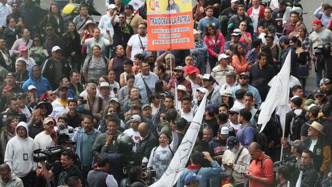 Trabajadores del poder judicial, en el exterior de la Cmara de Diputados, este martes en Ciudad de Mxico.