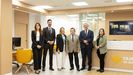 De izquierda a derecha,��Laura Noval; administraci�n comercial, director de la oficina, Hugo Garc�a, directora de zona, Noem� Alonso; presidente Caja Rural de Asturias, Fernando Mart�nez, director general Caja Rural de Asturias, Antonio Romero e In�s Garc�a, comercial.
