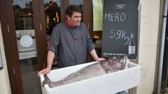 El restaurante El Llar de la Catedral, de Oviedo, se ha hecho con un mero de 59 kilos