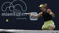 Paula Badosa golpeando la bola durante su encuentro contra Iva Jovic