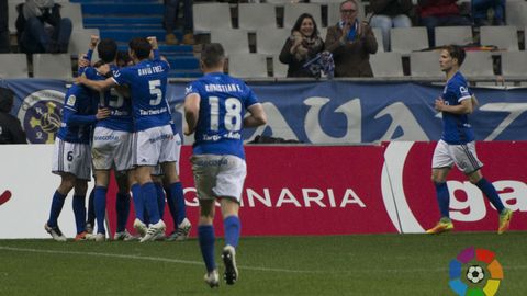 El Real Oviedo celebra el gol de Toch frente al Elche