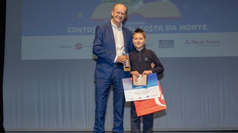 Antonio Candal Rey, alumno do colexio Labarta Pose de Baio, recibindo o primeiro premio do certame no 2024