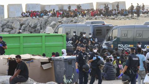 Desalojo de la playa del Trampol�n, en Ceuta