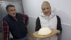 Alejandra y Eloy, con uno de los quesos que elaboran, en una imagen de los comienzos