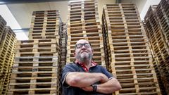 Juan Jos Prez Torrado posa en la nave de Servipal Reciclaxes en el polgono de Xars