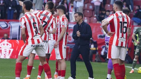 Borja Jim�nez, t�cnico del Sporting de Gij�n, durante un partido en El Molin�n.