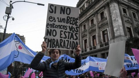 Manifestantes proabortistas y contrarios a la legalizaci�n se manifestaron frente al Parlamento de Buenos Aires durante el debate del proyecto del ley