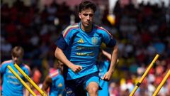 Javi Rodr�guez, con la selecci�n espa�ola.