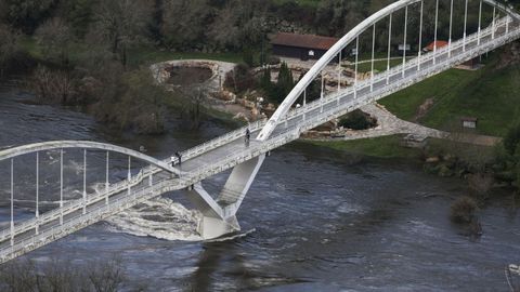 El río Miño, crecido, a su paso por la zona termal de Outariz.
