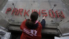 Enfermos de p�rkinson forman con paraguas el nombre de la enfermedad en la plaza de Mar�a Pita