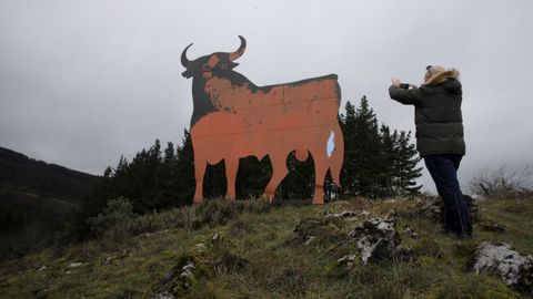 Aspecto que tiene en la actualidad el toro de Osborne de Becerreá, aunque desde la lejanía y con el brillo de la luz su tono asemeja al rosa