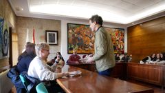 Los jóvenes recibieron un libro sobre la figura de Pepa A Loba como regalo de bienvenida