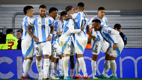 Los jugadores argentinos celebrando el primer tanto de Mac Alister