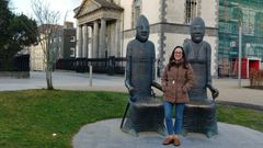Marina Funes delante de Christ's Church y de las estatuas del principal l�der de la invasi�n cambro-normanda en Irlanda