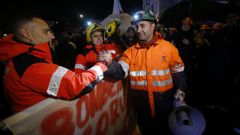 Los bomberos de A Coru�a se solidarizaron con la plantilla de Alcoa en la marcha de este lunes