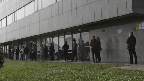 Colas para vacunarse en el Sanatorio Mar�timo de Oza