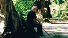 O poeta Ux�o Novoneyra fotografado no souto da s�a aldea natal de Parada do Courel