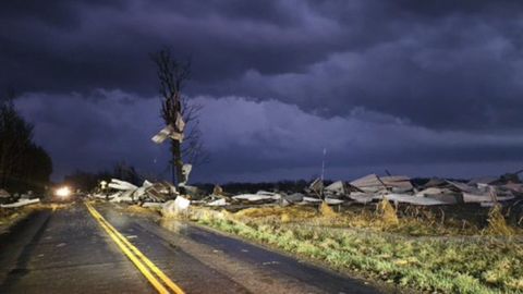 Los efectos de los tornados y la tormenta de granizo en el Medio Oeste estadounidense