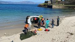Un coche se precipita a la playa de Ribeira, en Fisterra