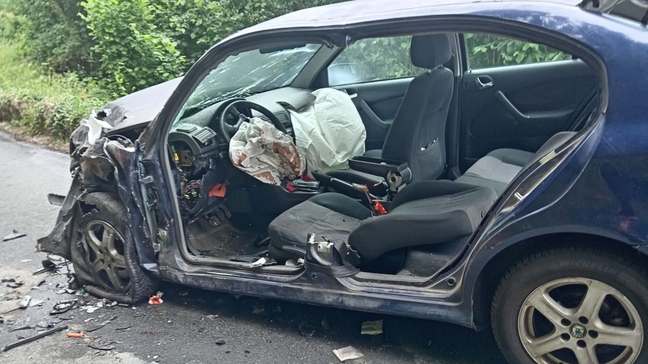 Dos conductores heridos en un choque frontolateral en Viana do Bolo