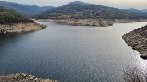 Chandrexa. Est al 32,79 % de su capacidad total. Es uno de los embalses que ms est sufriendo la cada de las precipitaciones. En febrero del 2021 se encontraba al 96,72 %. La ocupacin en la Confederacin Mio-Sil se encuentra al 53,47 %. El ao pasado por estas fechas alcanzaba el 79 %