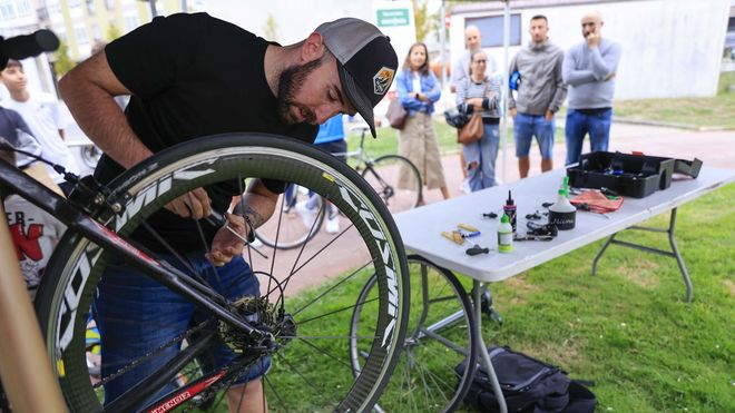 Ayer hubo un taller sobre el arreglo de bicis. 