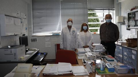 Miguel (mdico), Sonia (PSX) y Alberto (celador), en el ambulatorio de Ourol