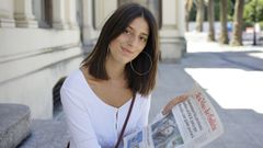 Eva posa con el ejemplar de La Voz de Galicia de hace diez a�os, cuando fue noticia por salvar a su abuelo.