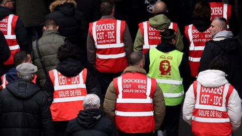 Los estibadores de Marsella (Francia) se sumaron a la huelga general el pasado 2 de diciembre, en protesta por las medidas de austeridad que quiere introducir el Goberno