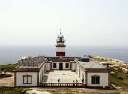 Imagen del faro de la isla de S�lvora, que pueden visitar los vecinos y turistas de la comarca que se acercan a este incomparable marco.