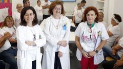 La farmacutica Rosana Castelo, la jefa de servicio del centro de salud de Ribeira, Raquel Martnez Bugarn, y la trabajadora social Isabel Fernndez coordinan el programa Decidn Deixar de Fumar