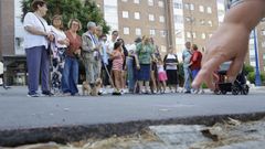 Los vecinos denuncian el estado del pavimento de la plaza, que ha provocado varias ca�das.