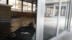 Un enorme boquete en un cristal junto a la puerta principal permite f�cilmente el acceso