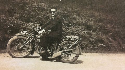 El cura de Bu�o fue uno de los propietarios peculiares que tuvo la moto. En esta FN belga recorr�a la comarca antes de perder la vida en ella a principios de los a�os 40