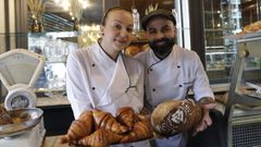 Vanessa y Breo, con los cruasanes de mantequilla y una bolla de pan de las que hacen en A Guinda