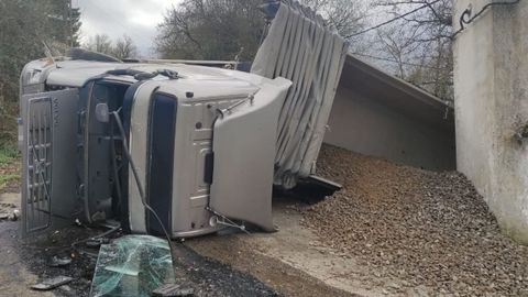 El camión accidentado en Sarria