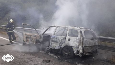 Un coche incendiado en la Y