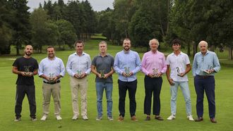 De izquierda a derecha, junto al �green� del 18 del Real Club de Golf de A Coru�a, los dos primeros clasificados de las cuatro categor�as del torneo Santiago Rey Fern�ndez-Latorre tras la entrega de premios: Alberto Taboada, Ignacio Vel�zquez-Gaztelu, Luis Bald�, Clemente Lastres, Andr�s Freire, Jos� Luis Mateo, Rui Ozores e Adolfo Gil Gonz�lez.