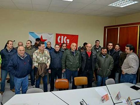 El comit� de empresa de Transa, parte de la plantilla y los secretarios comarcales de Comisiones Obreras y de la CIG, ayer.