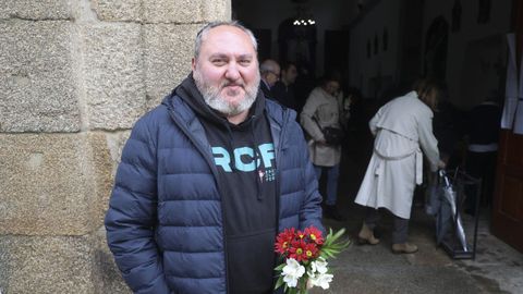 Lucho Blanco recoge flores en las Angustias antes del Racing.