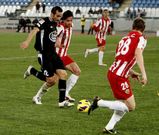 David de Coz, con el bal�n, tratando de profundizar en el campo del Almer�a ante dos rivales.
