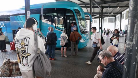 Viajeros en la estación de autobuses de Lugo