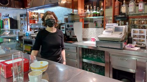 Pilar Ramas, de la cafetera Hollywood de A Corua. con mascarilla