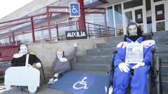 Un grupo de compadres instalado no edificio multiusos de Monforte reclamou m�is respecto para as prazas de aparcamento reservadas aos discapacitados