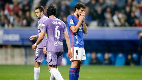 Toche Real Oviedo Valladolid Carlos Tartiere.Toche se lamenta tras una ocasion