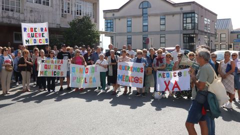 La protesta volvió a celebrarse delante del centro de salud de Ribeira