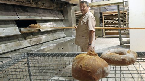 El panadero Manuel Tu�as fue el que cogi� el relevo en el negocio familiar de Outes