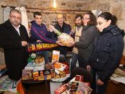 Los miembros de la entidad cul�, en la entrega de la cesta. 